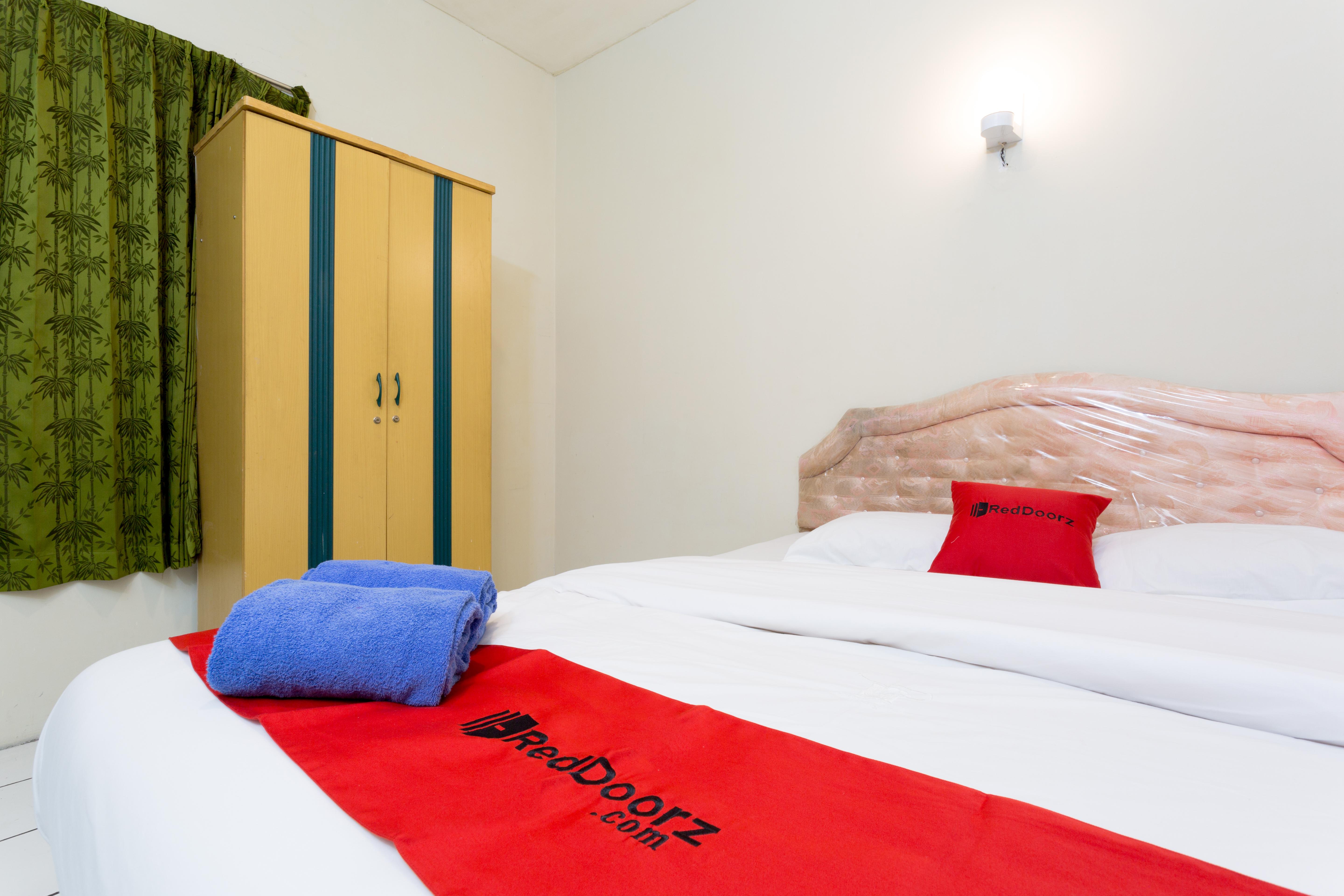 Hotel Reddoorz @ Supratman Street Bandung Exterior foto