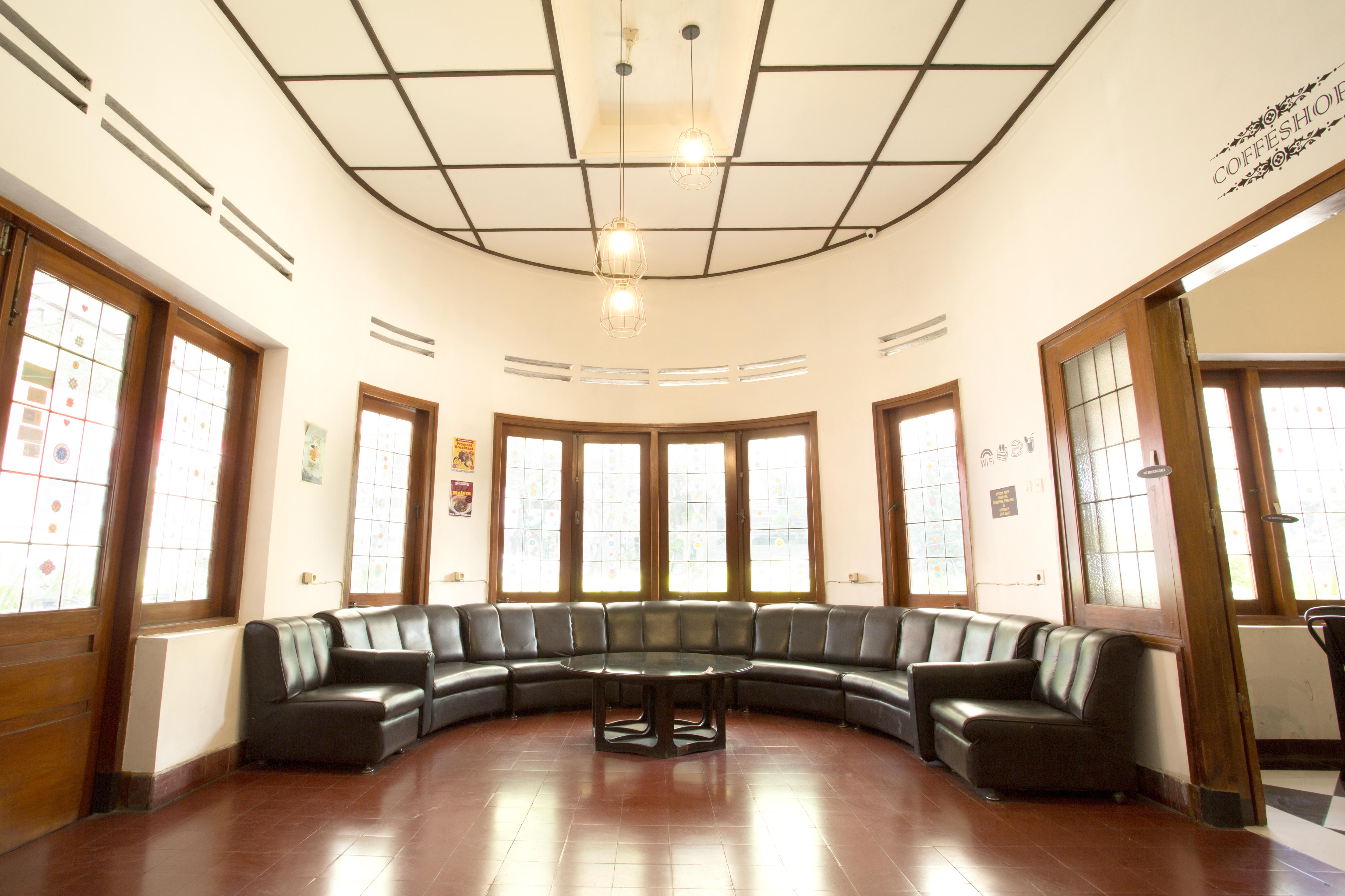 Hotel Reddoorz @ Supratman Street Bandung Exterior foto
