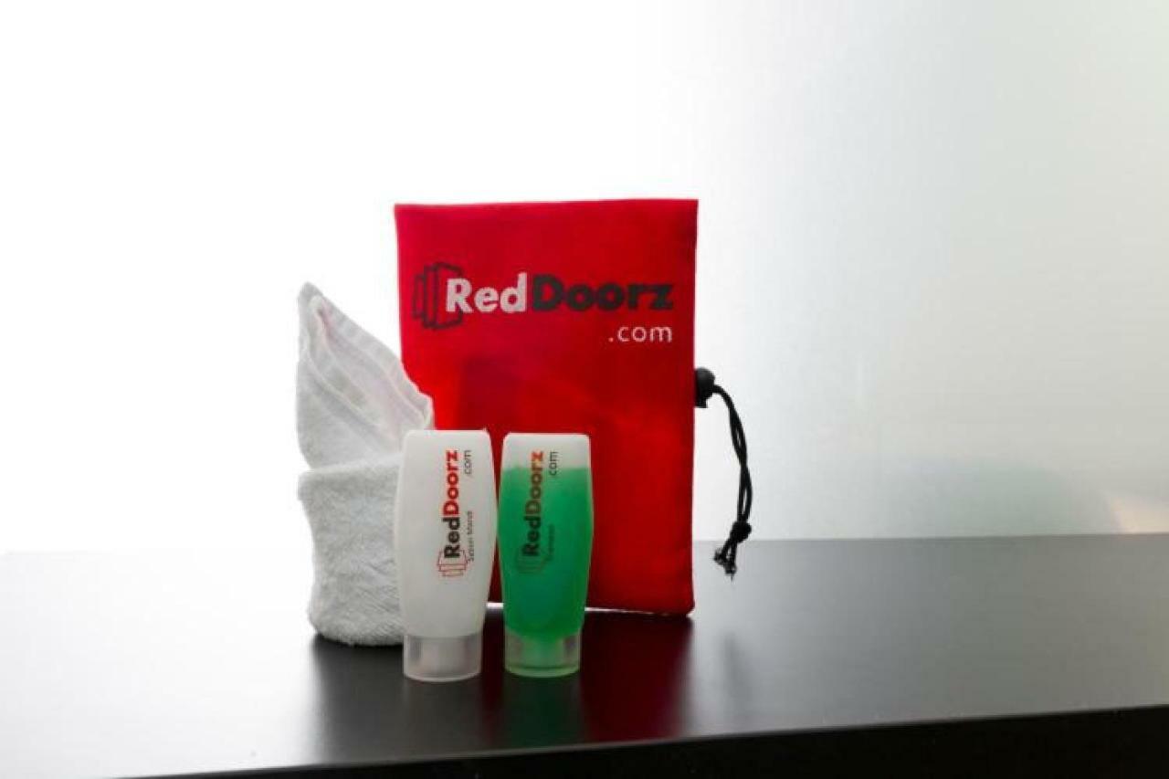 Hotel Reddoorz @ Supratman Street Bandung Exterior foto